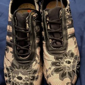 Adidas Vintage Leisure Shoe Size 9.5, needs new inserts